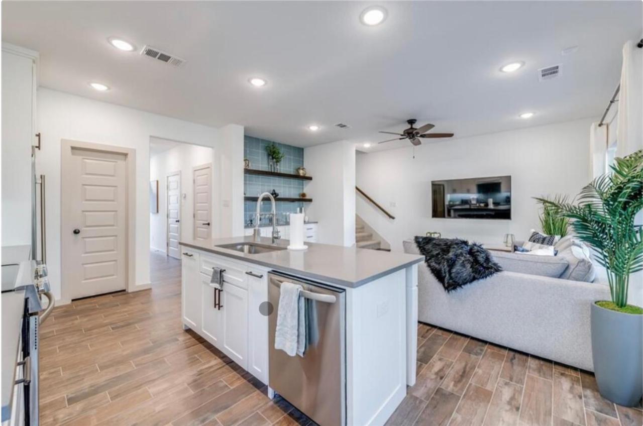 Stylish Townhome Near At&T Stadium, Globe Life, Six Flags & More Arlington Eksteriør billede